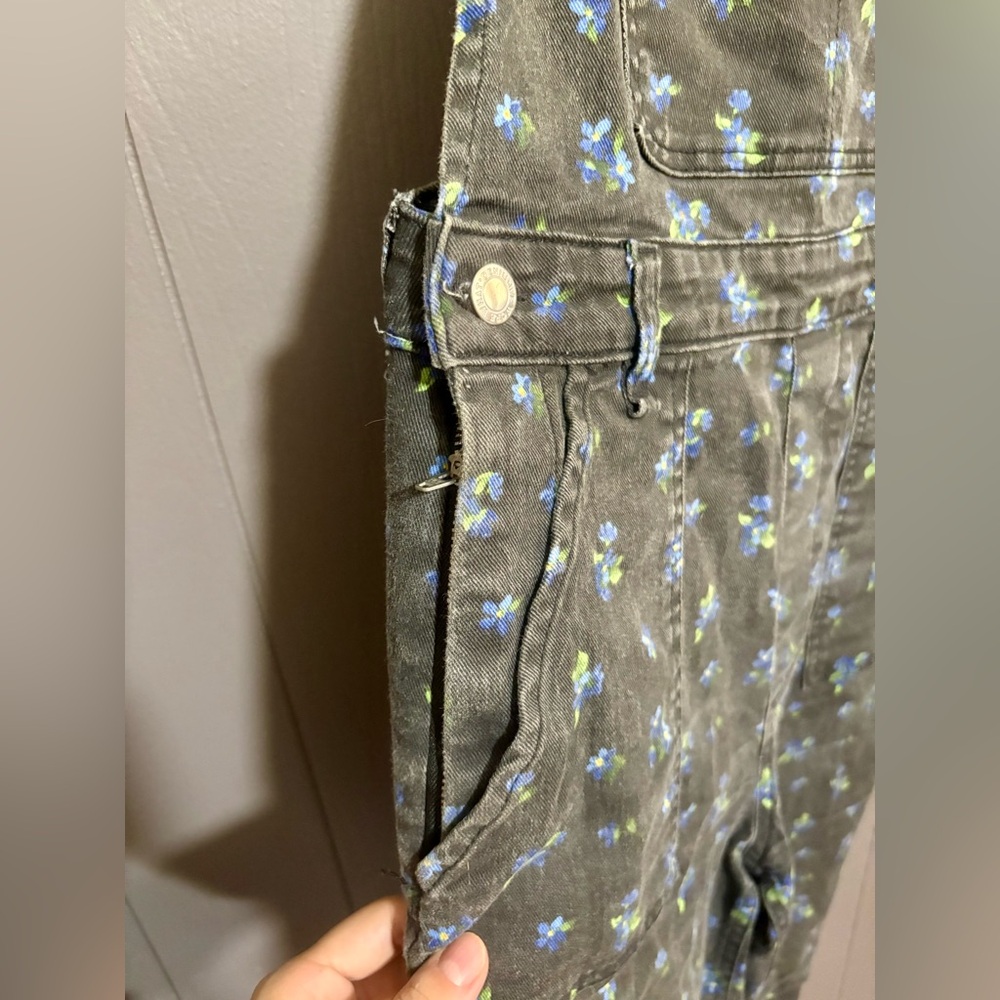 WEWOREWHAT Slouchy Black Watercolor Ditsy Slit Overalls - Picture 8 of 12